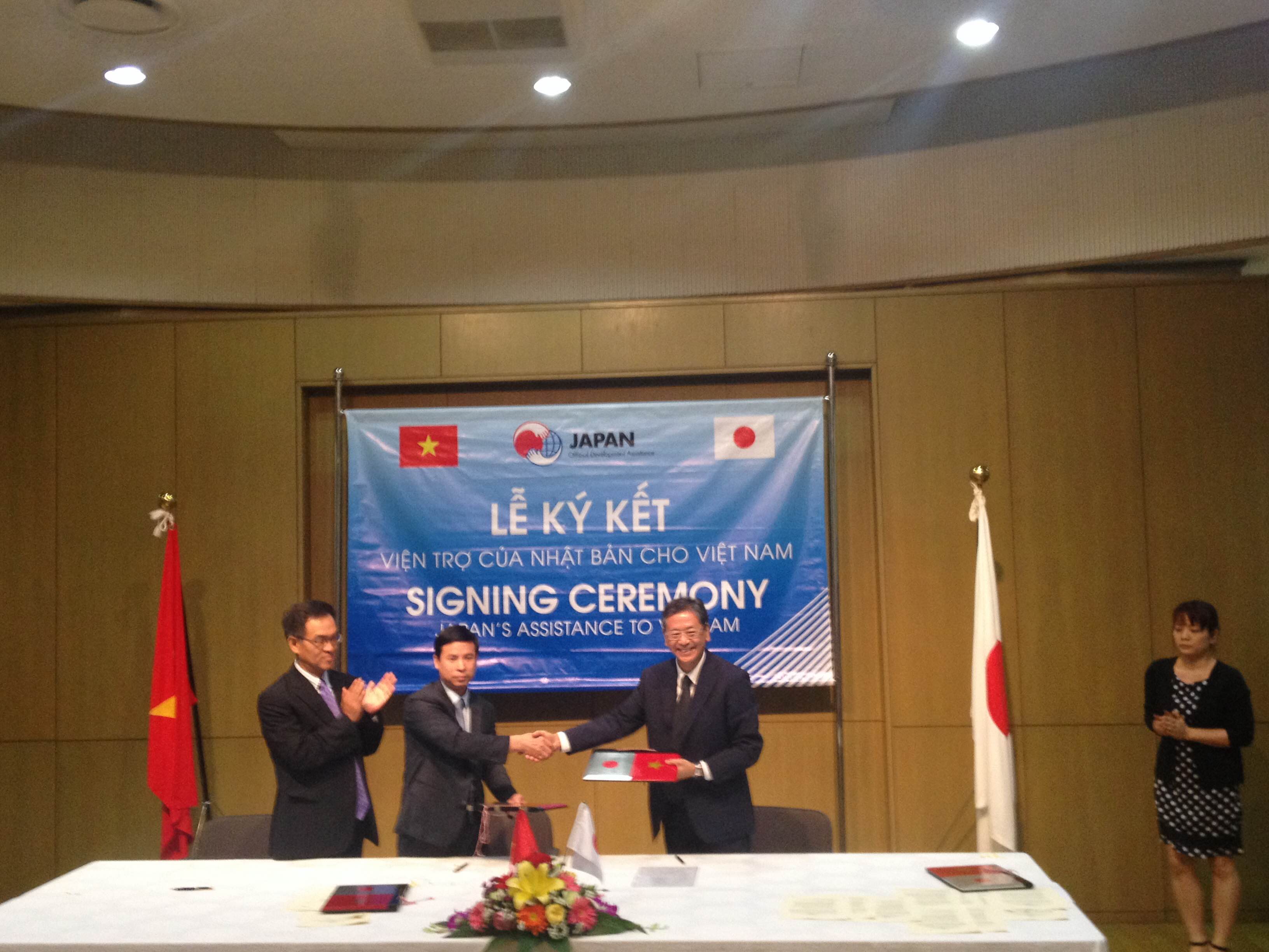 Lễ kí kết nhận tài trợ không hoàn lại cho dự án cải thiện điều kiện nhà vệ sinh cho Trường học