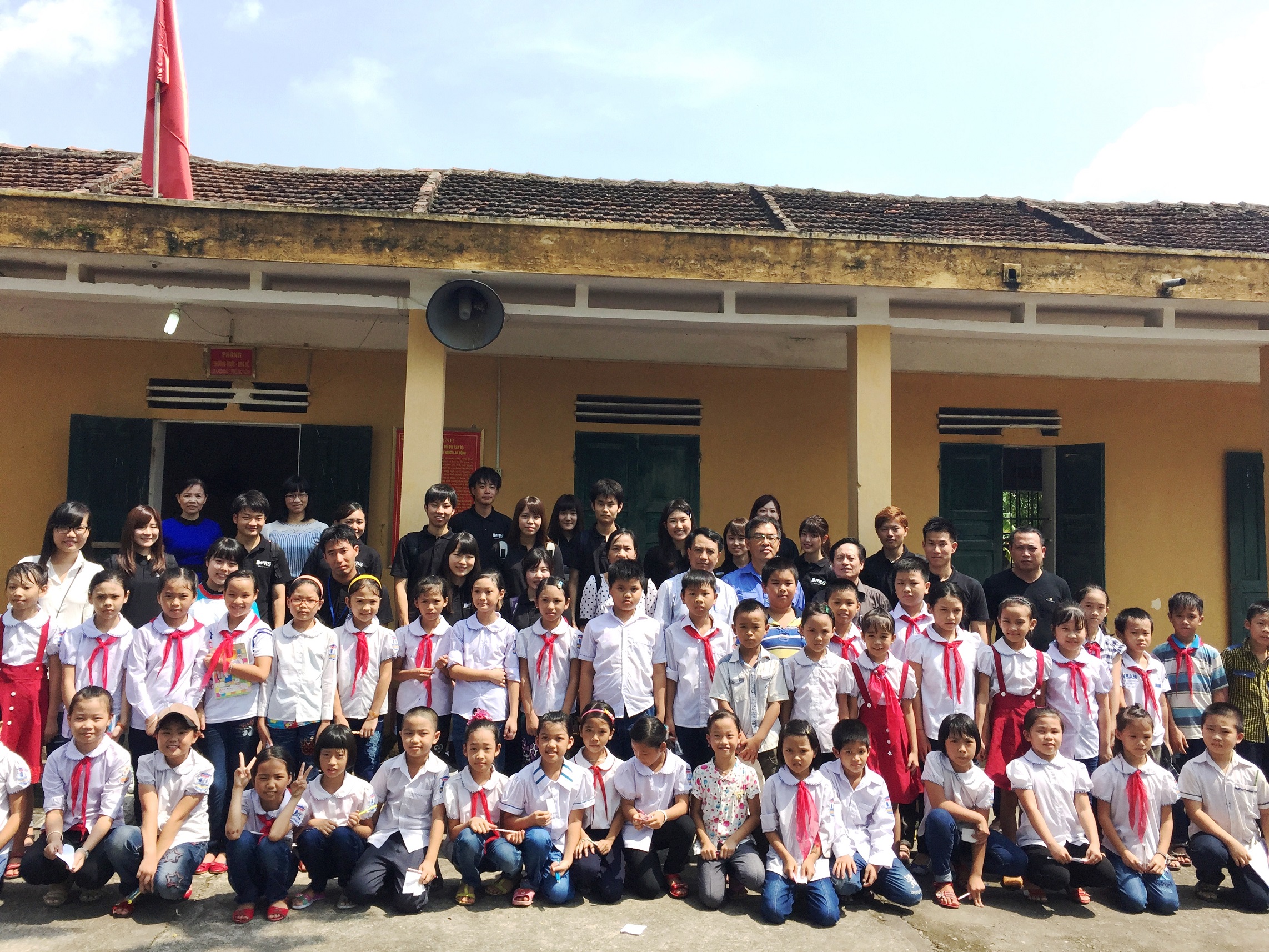 Buổi giao lưu và tình nguyện của Trung tâm sinh viên tình nguyện Hiramayama Ikuo của Trường đại học Waseda Nhật Bản tại trường tiểu học Nguyễn Trãi và trường THCS Lê Lợi